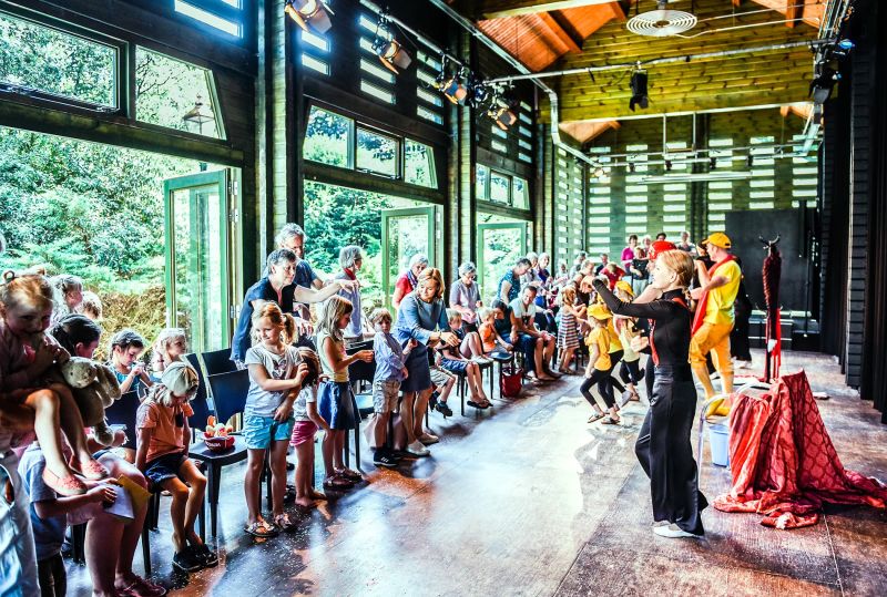 File:Herman-van-veen-arts-center-voorstelling-kinderen 1270315251.jpg