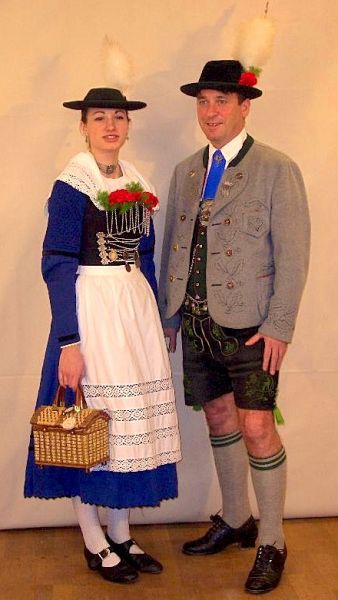 File:MB-Tracht paar.jpg