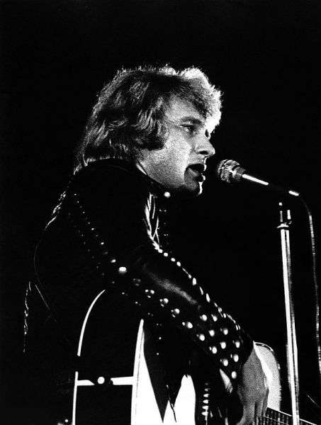 File:Johnny Hallyday — Milan, 1973.jpg